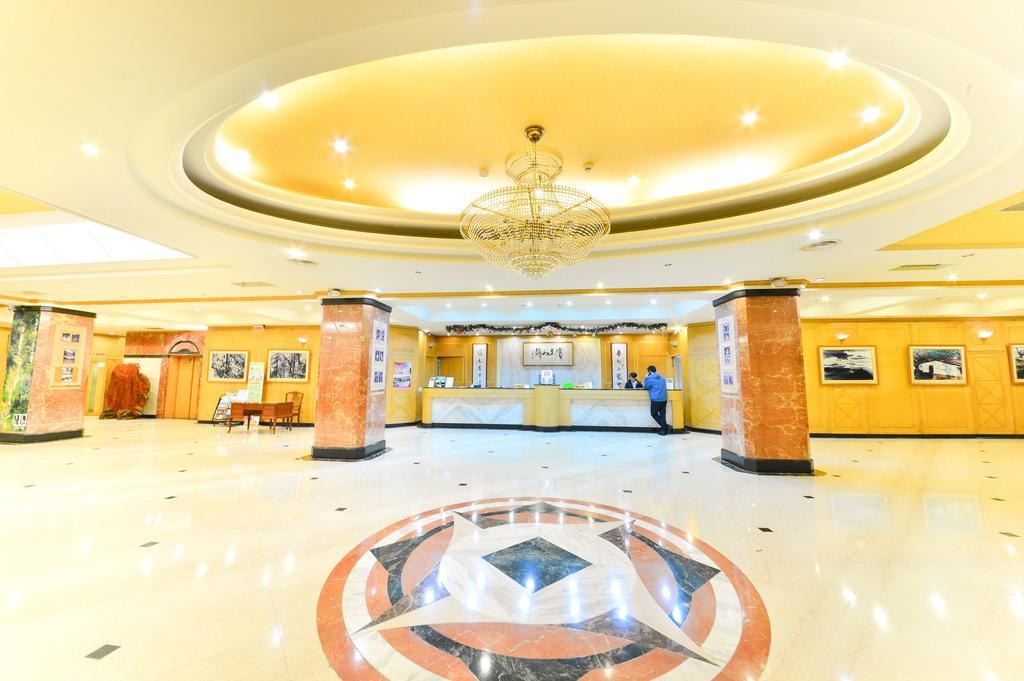 Dongpo Ti Lun Hotel Xinyi Bagian luar foto